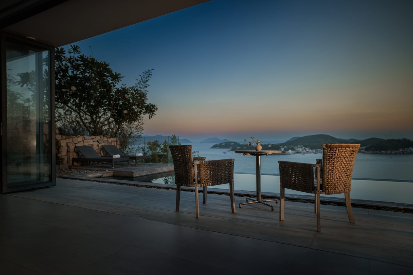 Terrace hoàng hôn view vịnh