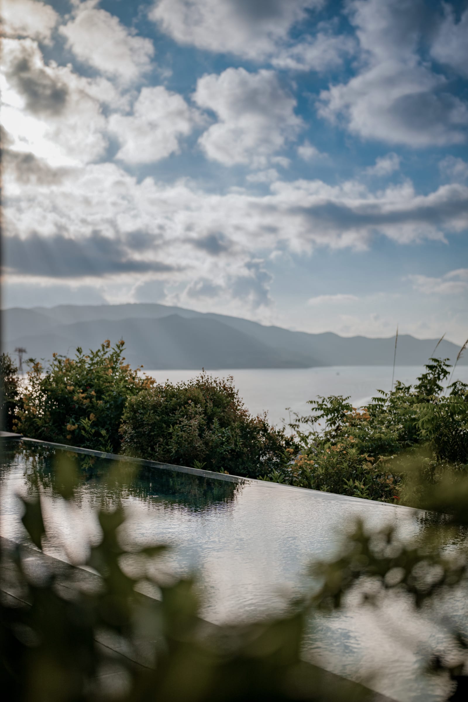 Bể bơi vô cực nhìn ra Vịnh Nha Trang